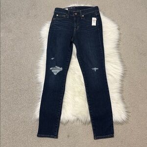 NWT GAP True Skinny Mid Rise Dark Blue Jeans with Rips - 25/0 Regular